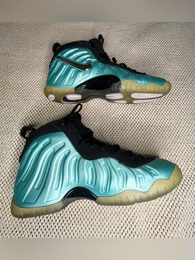 Nike Air Foamposite One
Island Green size 6Youth.